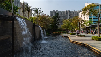 Water features effectively screen off traffic noise from the Eastern Island Corridor and provide the park with soothing sound of cascading water, making the stay in the park more pleasant and enjoyable.